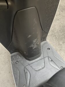 Dio110ベーシック（スクータータイプ）の足元の汚れ―改善前